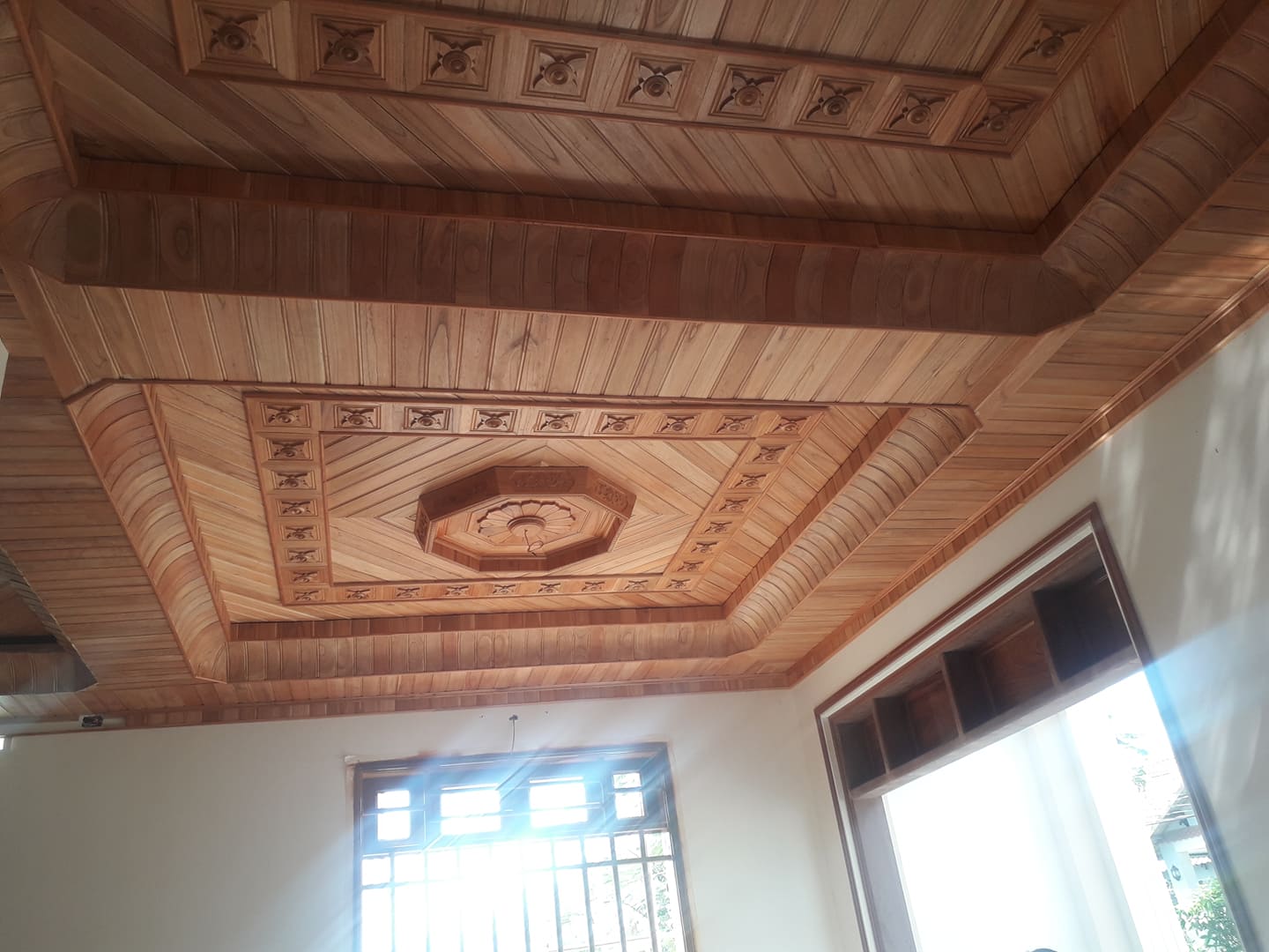 trần gỗ xoan chắc chắn chất lượng tạo nên một không gian sang trọng cho ngôi nhà
